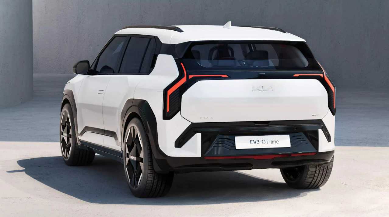 Là ô tô điện nên Kia EV3 2024 không có lưới tản nhiệt trên đầu xe. Phiên bản GT-Line cao cấp của xe sẽ được trang bị cản trước/cản sau với thiết kế riêng. Là ô tô điện nên Kia EV3 2024 không có lưới tản nhiệt trên đầu xe. Phiên bản GT-Line cao cấp của xe sẽ được trang bị cản trước/cản sau với thiết kế riêng.