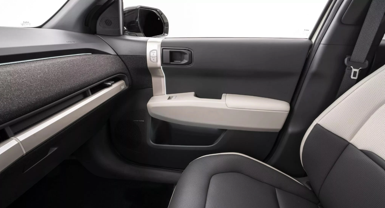 Trái tim của Kia EV3 2024 là mô-tơ điện nằm trên cầu trước, tạo ra công suất tối đa 201 mã lực và mô-men xoắn cực đại 283 Nm. Trái tim của Kia EV3 2024 là mô-tơ điện nằm trên cầu trước, tạo ra công suất tối đa 201 mã lực và mô-men xoắn cực đại 283 Nm.