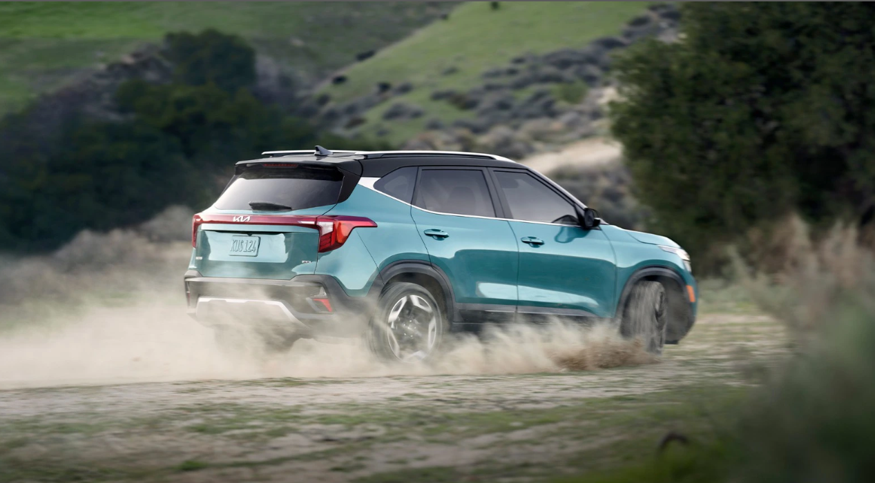 Về động cơ, Kia Seltos tại Việt Nam có hai tùy chọn 1.4L tăng áp và 1.6L hút khí tự nhiên. Tuy nhiên bản nâng cấp ở các thị trường đã ra mắt đều xuất hiện động cơ mới. Như tại Ấn Độ, Kia Seltos bản nâng cấp có sự xuất hiện của động cơ 1.5L tăng áp mới thay thế cho loại 1.4L trước đây, cho công suất tối đa khoảng 158 mã lực. Hay ở một số thị trường thậm chí Kia Seltos còn có phiên bản sử dụng hệ truyền động hybrid, cho tổng công suất tối đa 137 mã lực. Về động cơ, Kia Seltos tại Việt Nam có hai tùy chọn 1.4L tăng áp và 1.6L hút khí tự nhiên. Tuy nhiên bản nâng cấp ở các thị trường đã ra mắt đều xuất hiện động cơ mới. Như tại Ấn Độ, Kia Seltos bản nâng cấp có sự xuất hiện của động cơ 1.5L tăng áp mới thay thế cho loại 1.4L trước đây, cho công suất tối đa khoảng 158 mã lực. Hay ở một số thị trường thậm chí Kia Seltos còn có phiên bản sử dụng hệ truyền động hybrid, cho tổng công suất tối đa 137 mã lực.