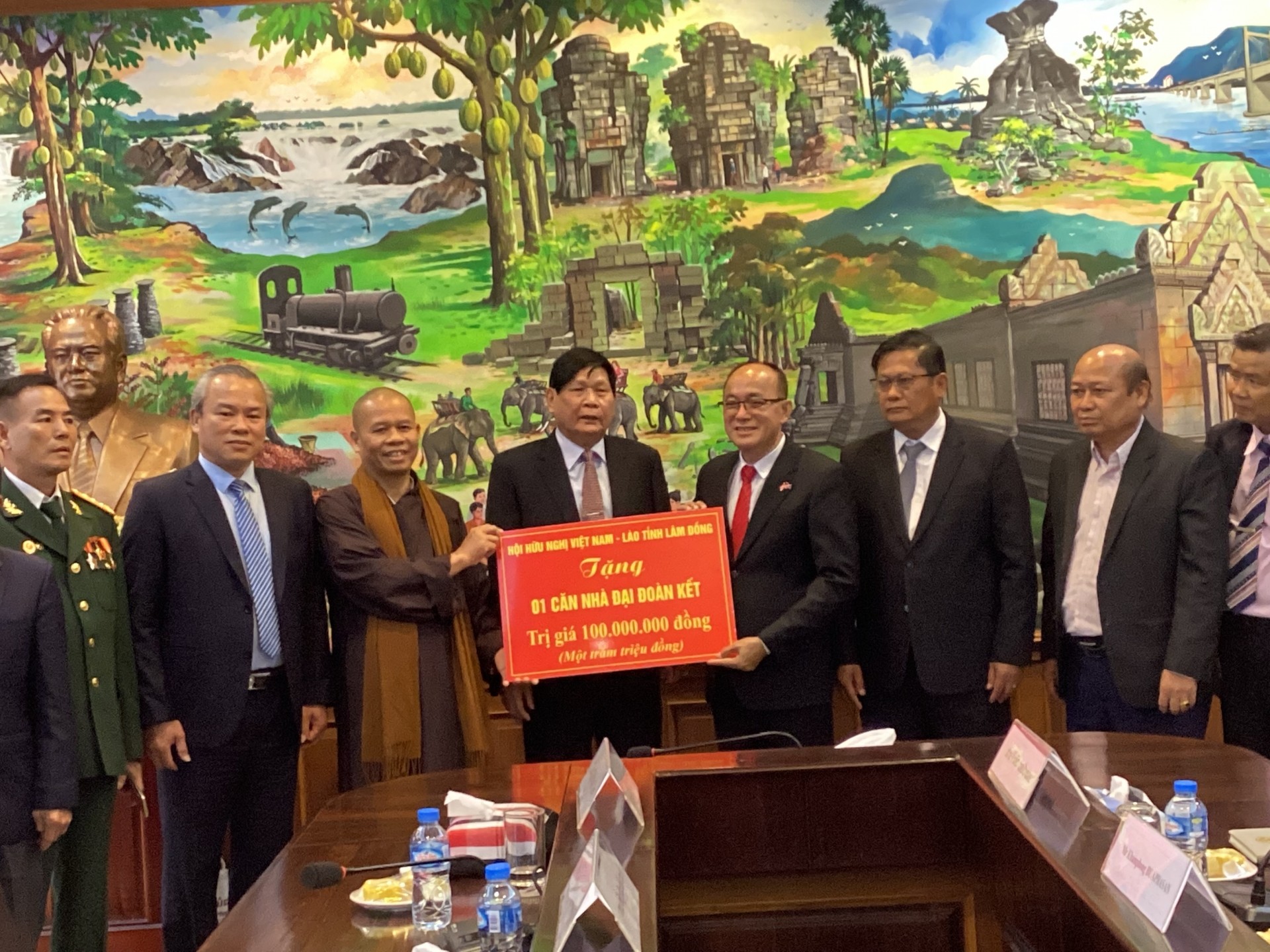 Đoàn công tác Hội hữu nghị Việt Nam - Lào tỉnh Lâm Đồng tặng 100 triệu đồng xây dựng nhà đại đoàn kết ở Champasak