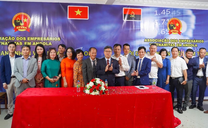 Đại sứ Dương Chính Chức và Ban chấp hành Hội Doanh nhân Việt Nam tại Angola Khóa 1 nhiệm kỳ 2024-2027 cùng các đại biểu chụp ảnh lưu niệm.