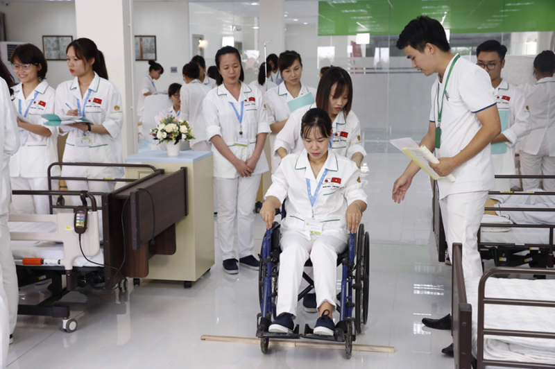 Điều dưỡng, hộ lý Việt Nam thi đỗ và được cấp chứng chỉ hành nghề quốc gia cao nhất tại Nhật Bản trong các nước được phái cử.