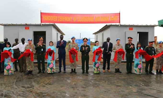 Đoàn công tác của Việt Nam dự lễ khánh thành hai phòng học cho trẻ em châu Phi. Ảnh: Hoàng Phong