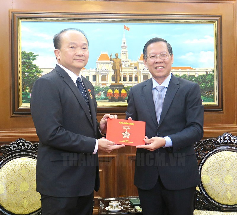 Chủ tịch UBND TPHCM Phan Văn Mãi trao tặng Huy hiệu TPHCM đến Tổng Lãnh sự Singapore tại TPHCM Kho Ngee Seng Roy