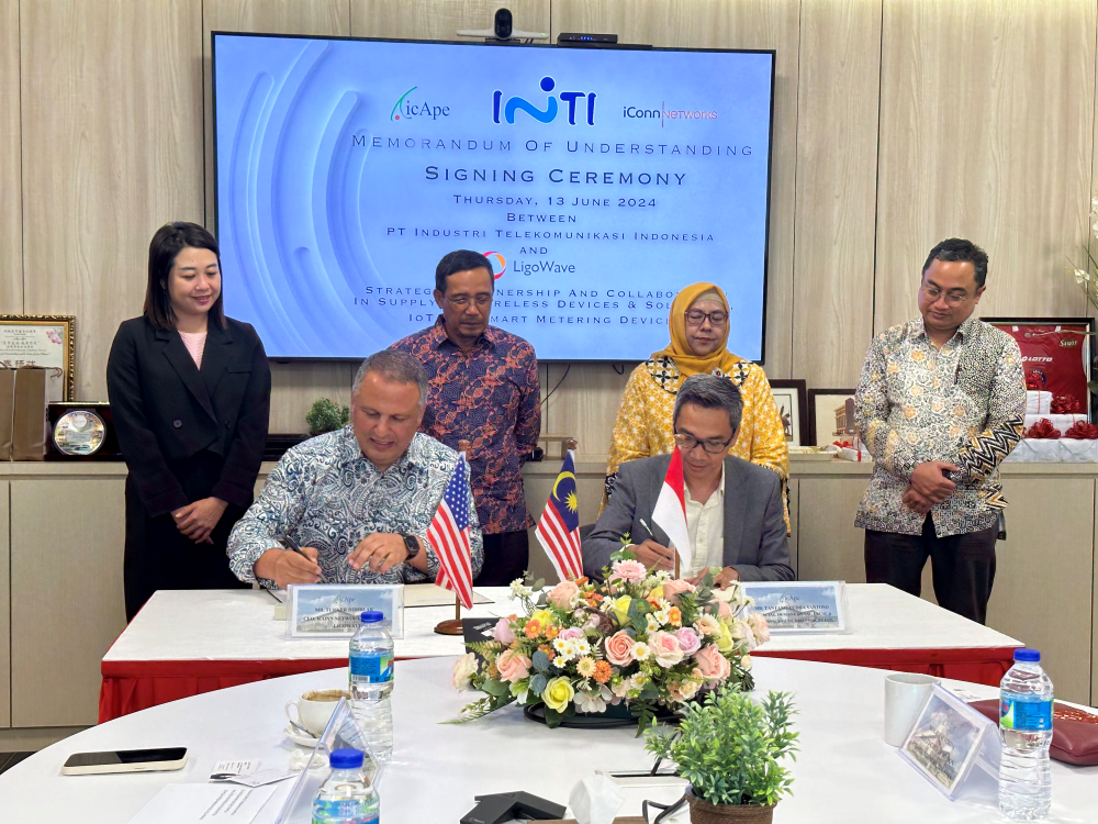 LigoWave and PT INTI, represented by Mr. Turker Hidirlar and Mr. Tantang Yudha Santoso, signed an MoU to advance Indonesia's telecommunication infrastructure. The ceremony at Cape EMS Berhad Malaysia, Johor, was witnessed by Yang Berhormat Liow Cai Tung and Mdm. Rossy Verona.