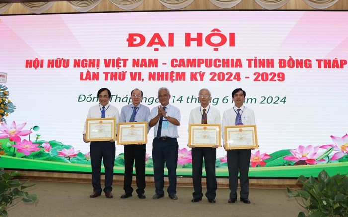 Phó Chủ tịch Trung ương Hội Hữu nghị Việt Nam – Campuchia trao Bằng khen
