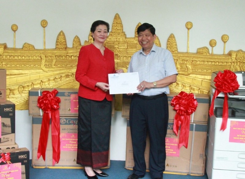  Đại sứ Chea Kimtha tiếp nhận các phần quà thiết thực từ ông Nguyễn Văn Hùng. 