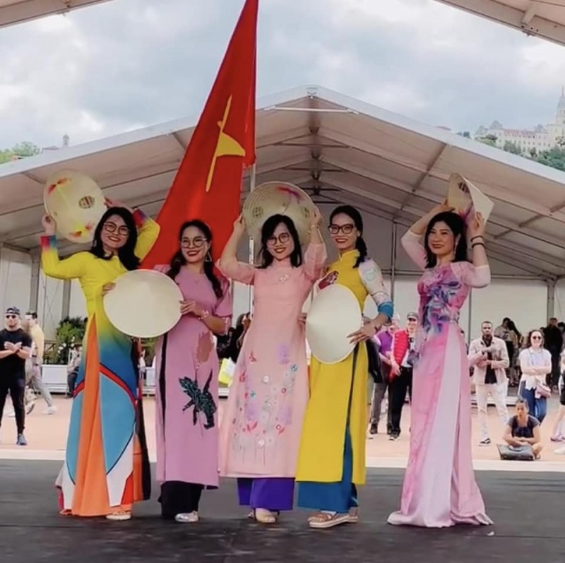 Màn trình diễn áo dài Việt Nam tại sân khấu chính của lễ hội. 