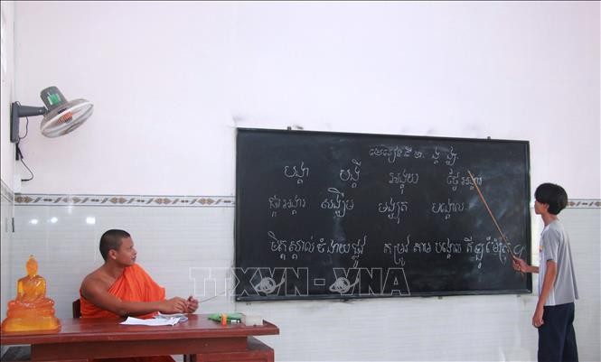 Rộn ràng các lớp học chữ Khmer dịp hè