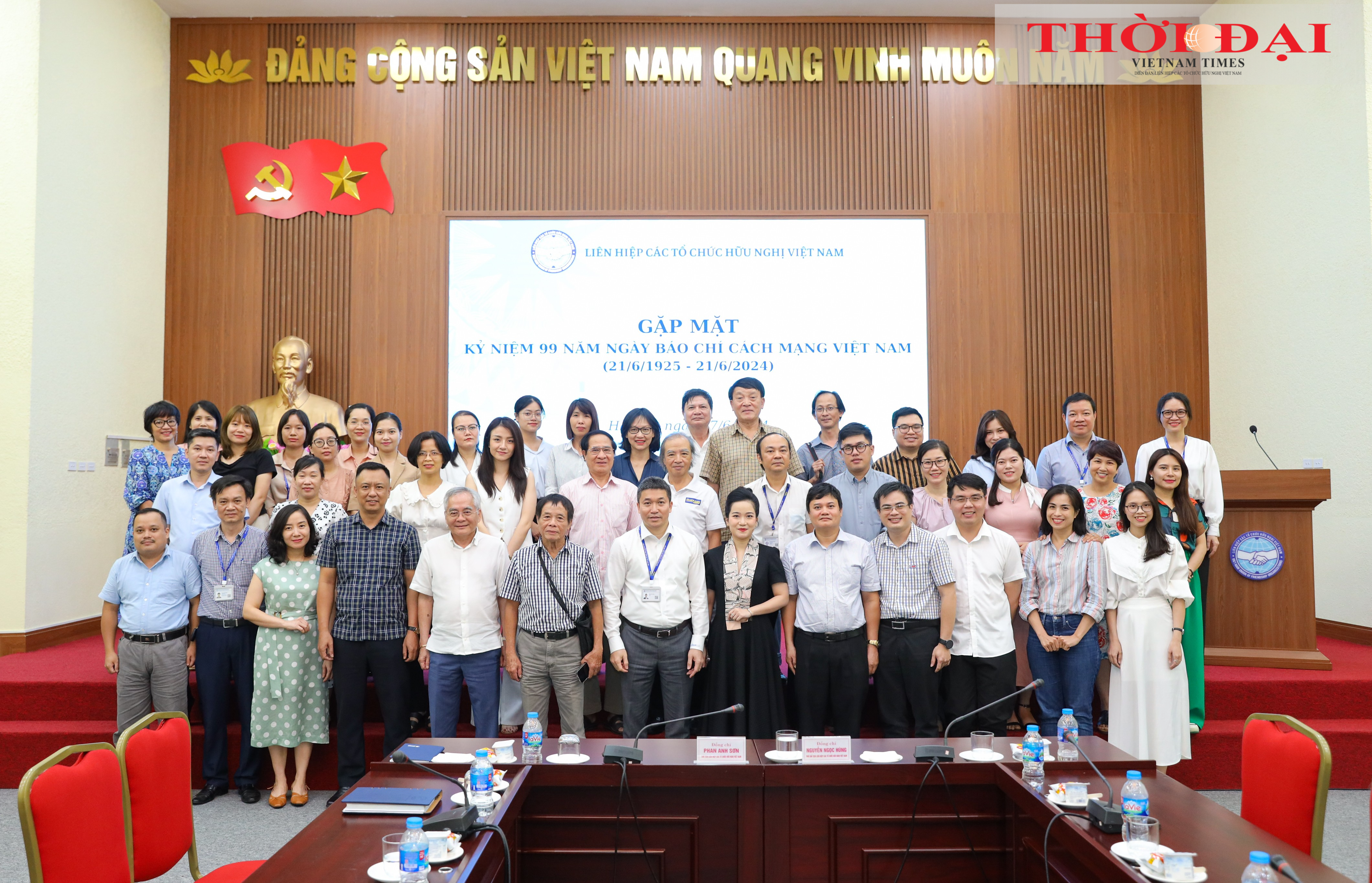 Lãnh đạo Liên hiệp các tổ chức hữu nghị Việt Nam chụp ảnh lưu niệm cùng đại diện các cơ quan báo chí. (Ảnh: Đinh Hòa)