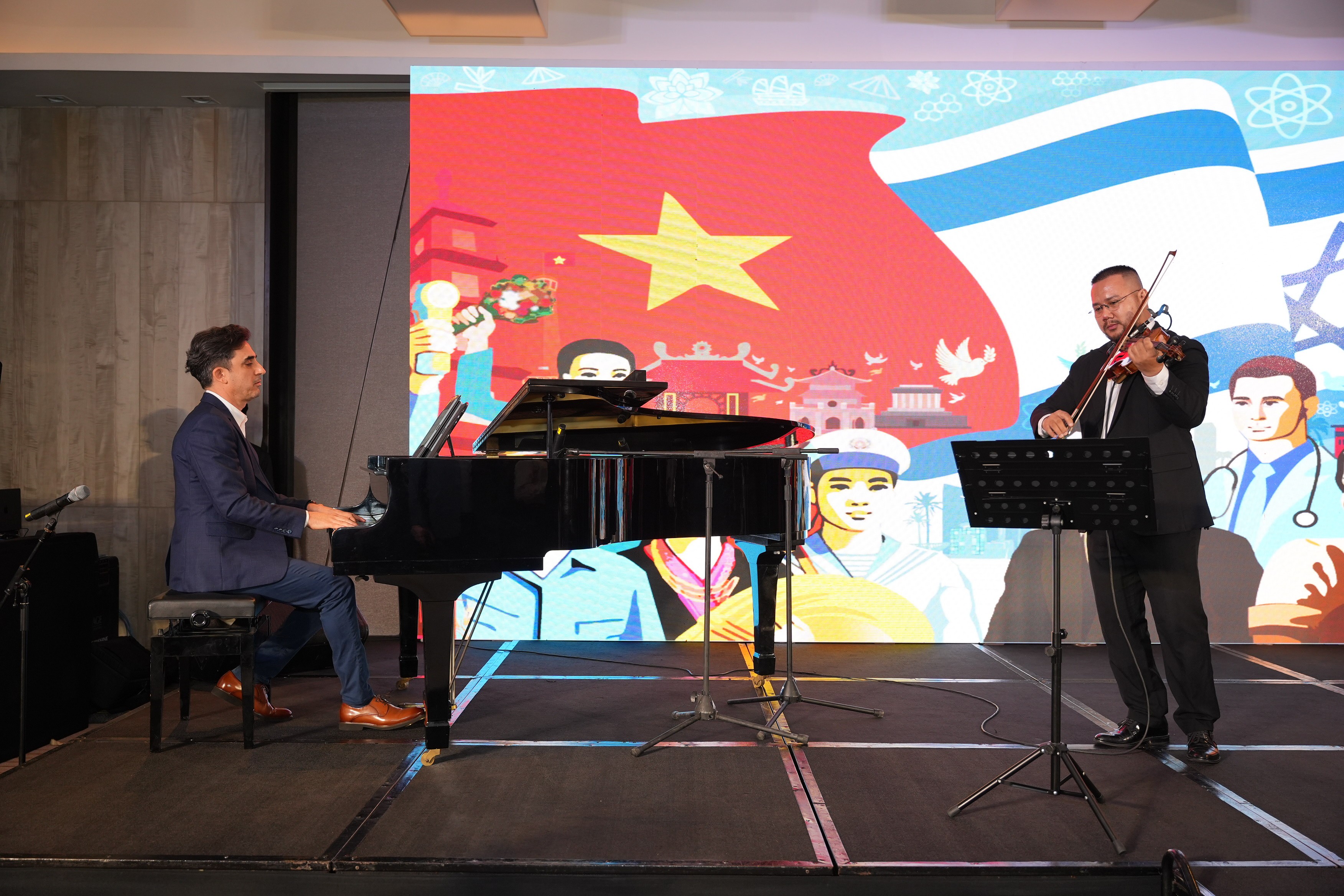 nghệ sĩ dương cầm người Israel Oren Dashti biểu diễn tại Lễ kỷ niệm.