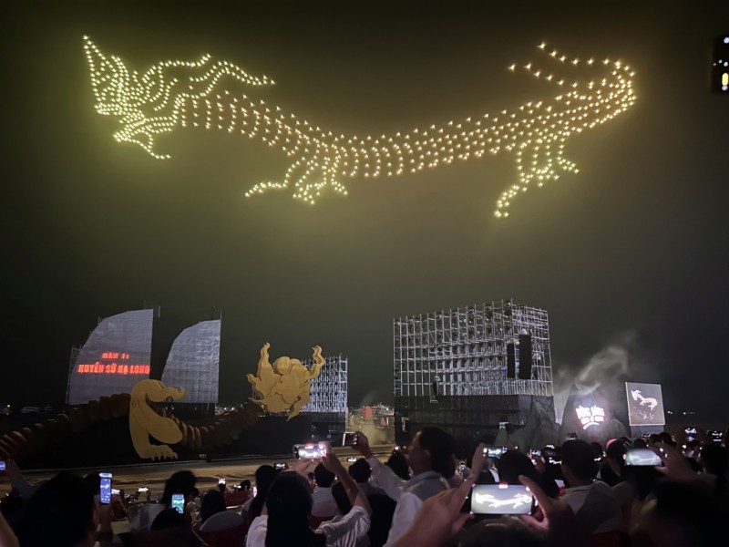 Đông đảo người dân và du khách thích thú ghi lại màn trình diễn nghệ thuật Huyền sử Hạ Long qua công nghệ Drone light (Ảnh: T.L).