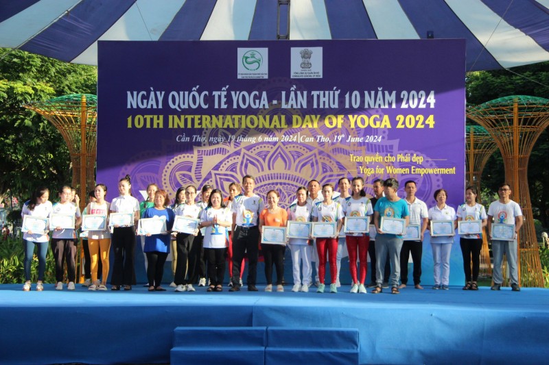 Gần 1.000 người tham gia Ngày quốc tế Yoga năm 2024 tại Cần Thơ