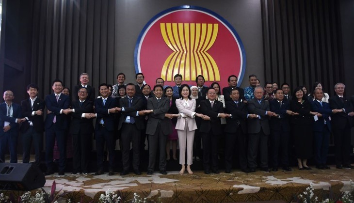 Các đại biểu chụp ảnh lưu niệm Diễn đàn Quan hệ tương lai ASEAN-Trung Quốc: Hướng tới quan hệ đối tác chiến lược toàn diện thực chất hơn. Ảnh: VOV