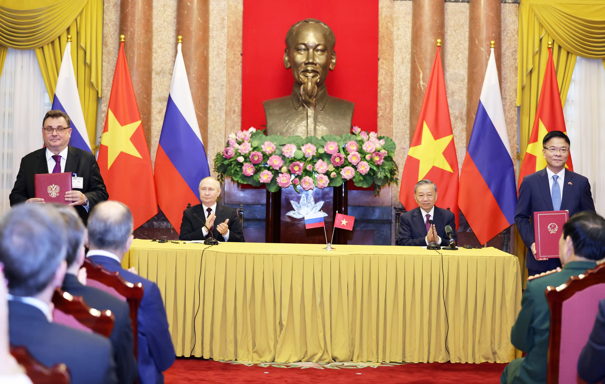 Chủ tịch nước Tô Lâm và Tổng thống Vladimir Putin gặp gỡ báo chí- Ảnh 4.