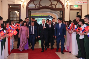 anh tong thong nga vladimir putin va chu tich nuoc to lam gap go cuu sinh vien viet nam tai nga