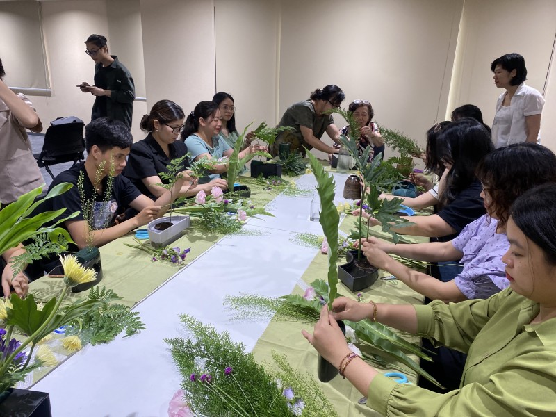 Lan tỏa giá trị tích cực qua trải nghiệm cắm hoa Nhật Bản tại Hà Nội