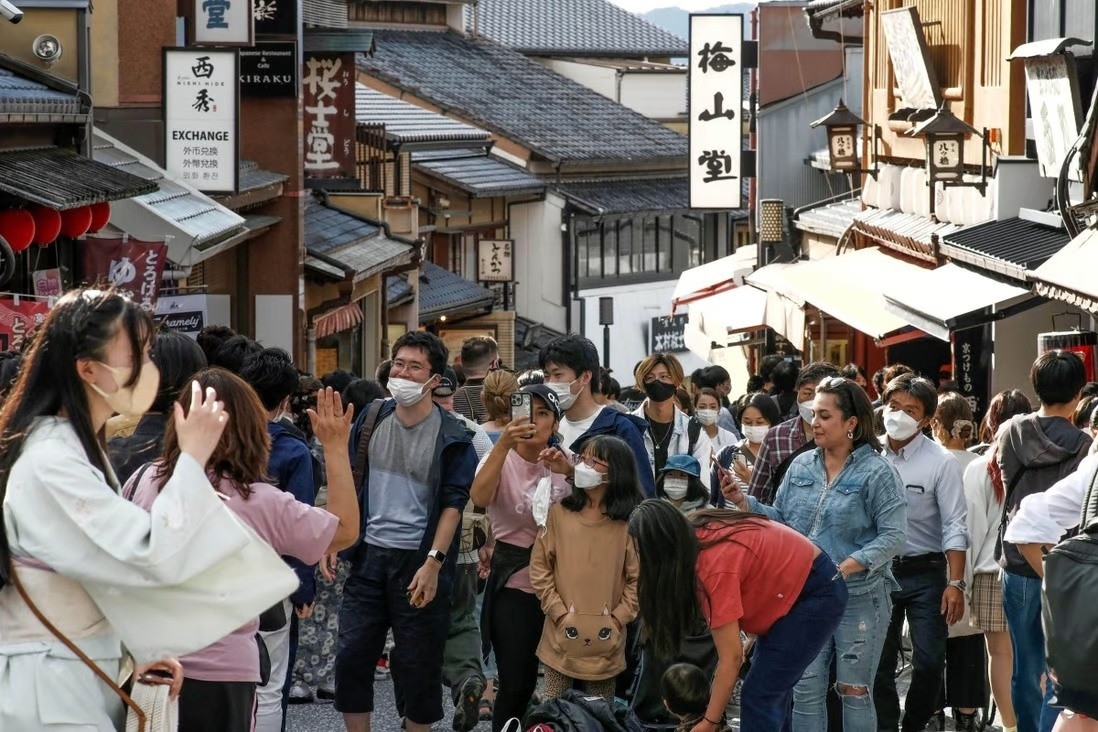 Đường phố Kyoto đông đúc khách du lịch sau khi Nhật Bản mở cửa trở lại vào tháng 10. Nhiều khách sạn và công ty vận tải đang thấy mình không đủ trang bị và nhân lực để đáp ứng nhu cầu. Ảnh: Kyodo