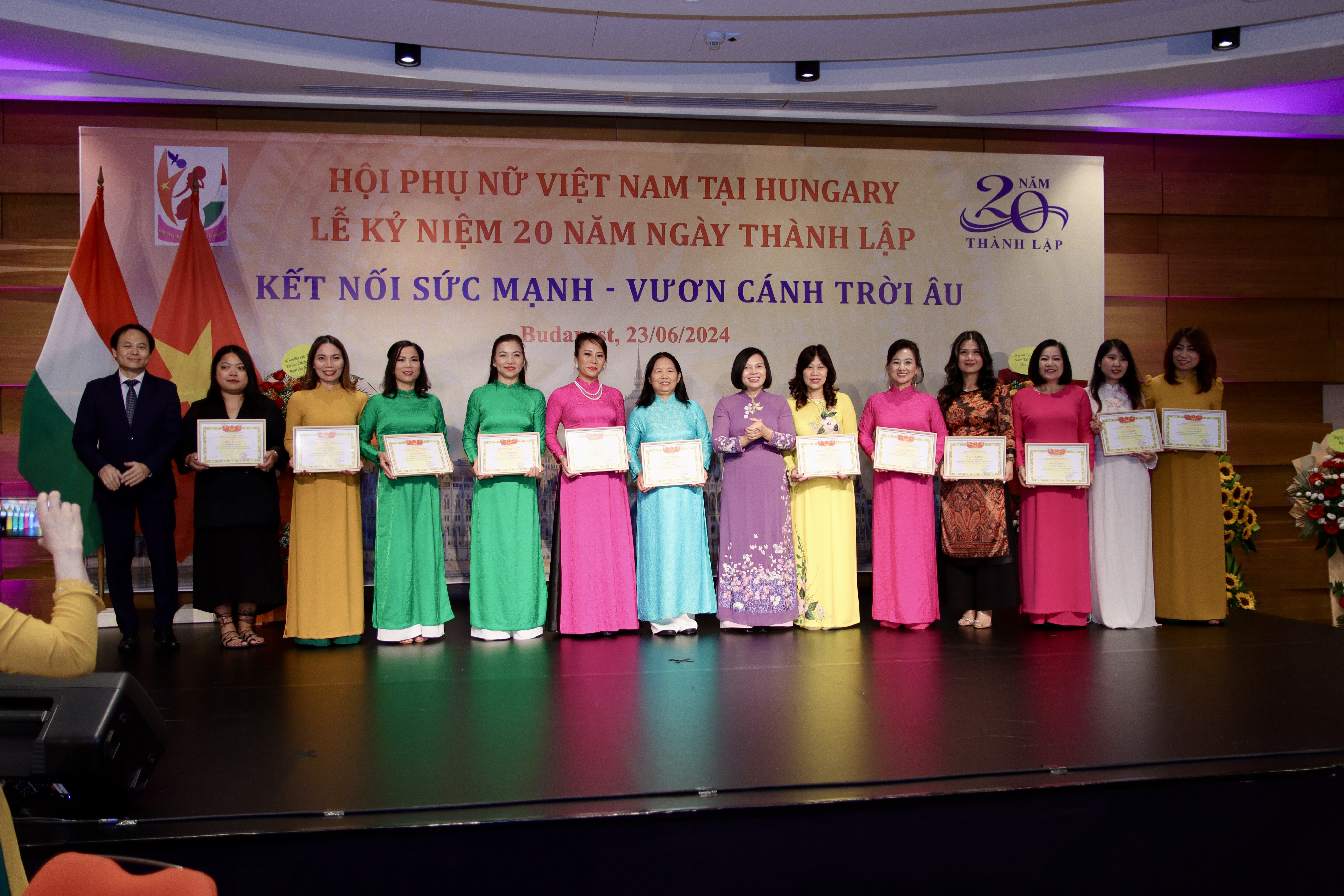 Ngội nhà chung của phụ nữ Việt tại Hungary