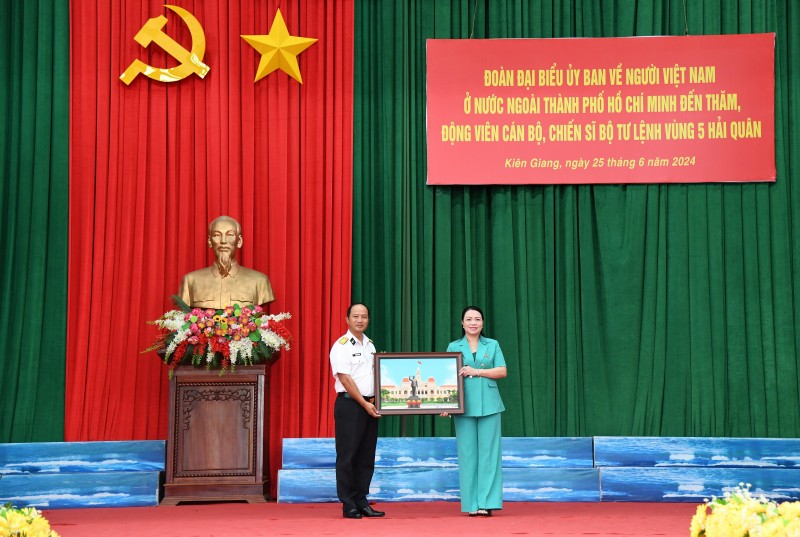Đại diện đoàn tặng quà lưu niệm Bộ Tư lệnh Vùng 5 Hải quân.
