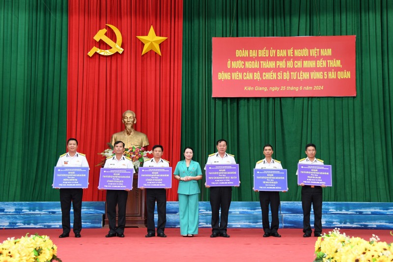 Đồng chí chí Vũ Thị Huỳnh Mai tặng quà các cơ quan, đơn vị thuộc Bộ Tư lệnh Vùng 5 Hải quân.