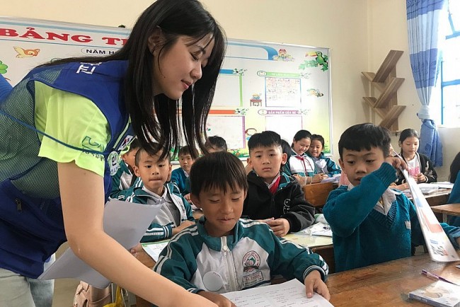 Học sinh Đà Lạt có thêm hiểu biết về văn hóa Hàn Quốc từ tình nguyện viên nước bạn