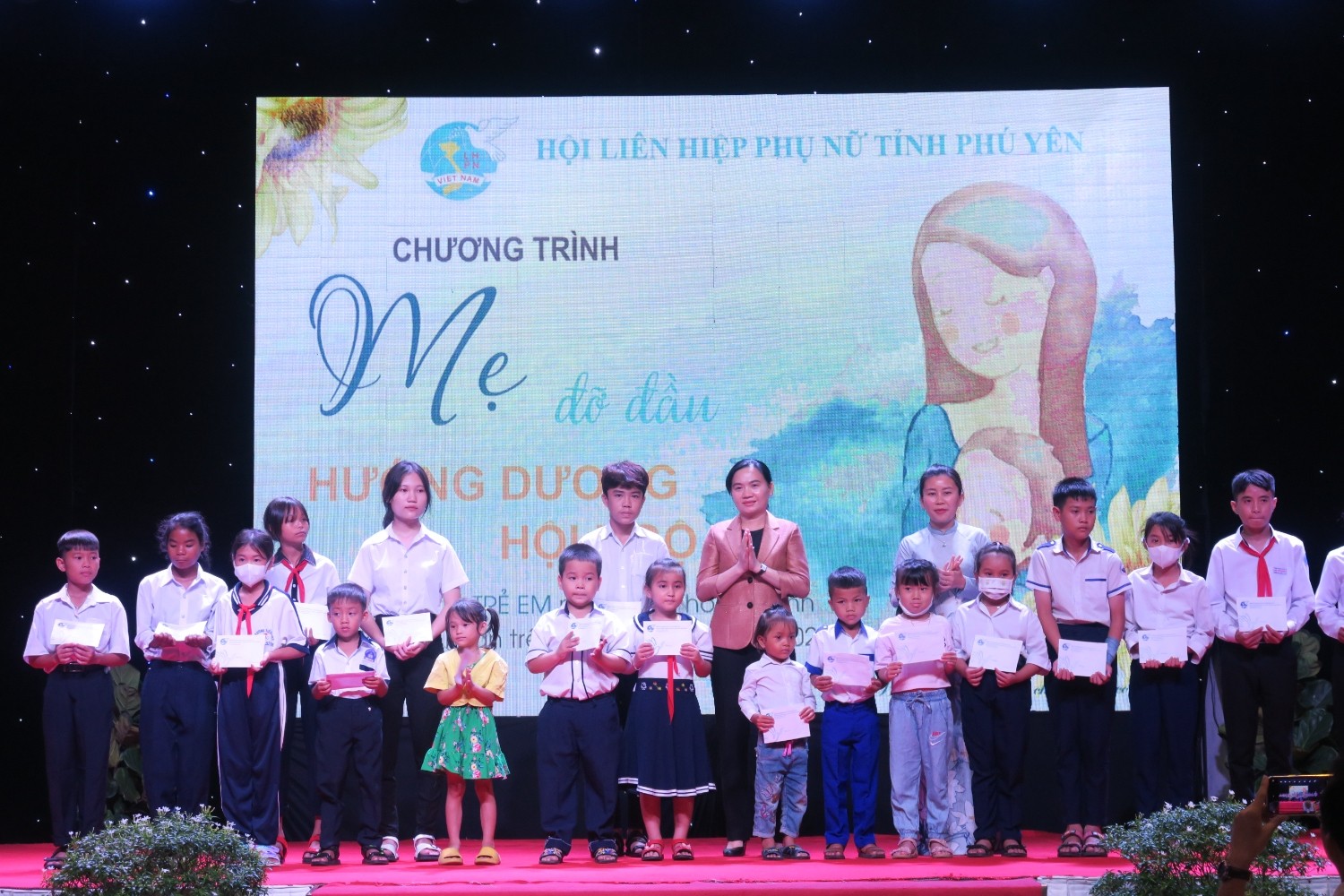  Hội Liên hiệp Phụ nữ tỉnh Phú Yên trao học bổng của Trung ương Hội Phụ nữ Việt Nam cho trẻ em mồ côi. (Ảnh: Hội Liên hiệp Phụ nữ Việt Nam)