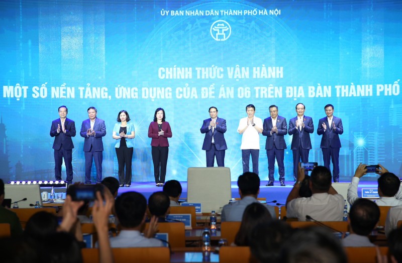 Các đại biểu thực hiện nghi thức chính thức vận hành một số nền tảng, ứng dụng của Đề án 06 trên địa bàn TP Hà Nội. 