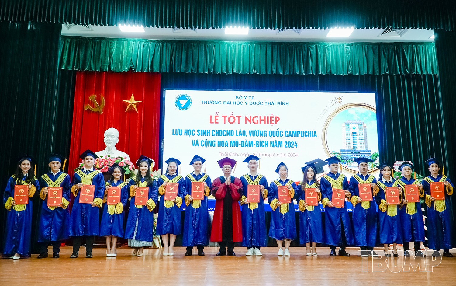 Lãnh đạo Nhà trường trao bằng tốt nghiệp cho các lưu học sinh