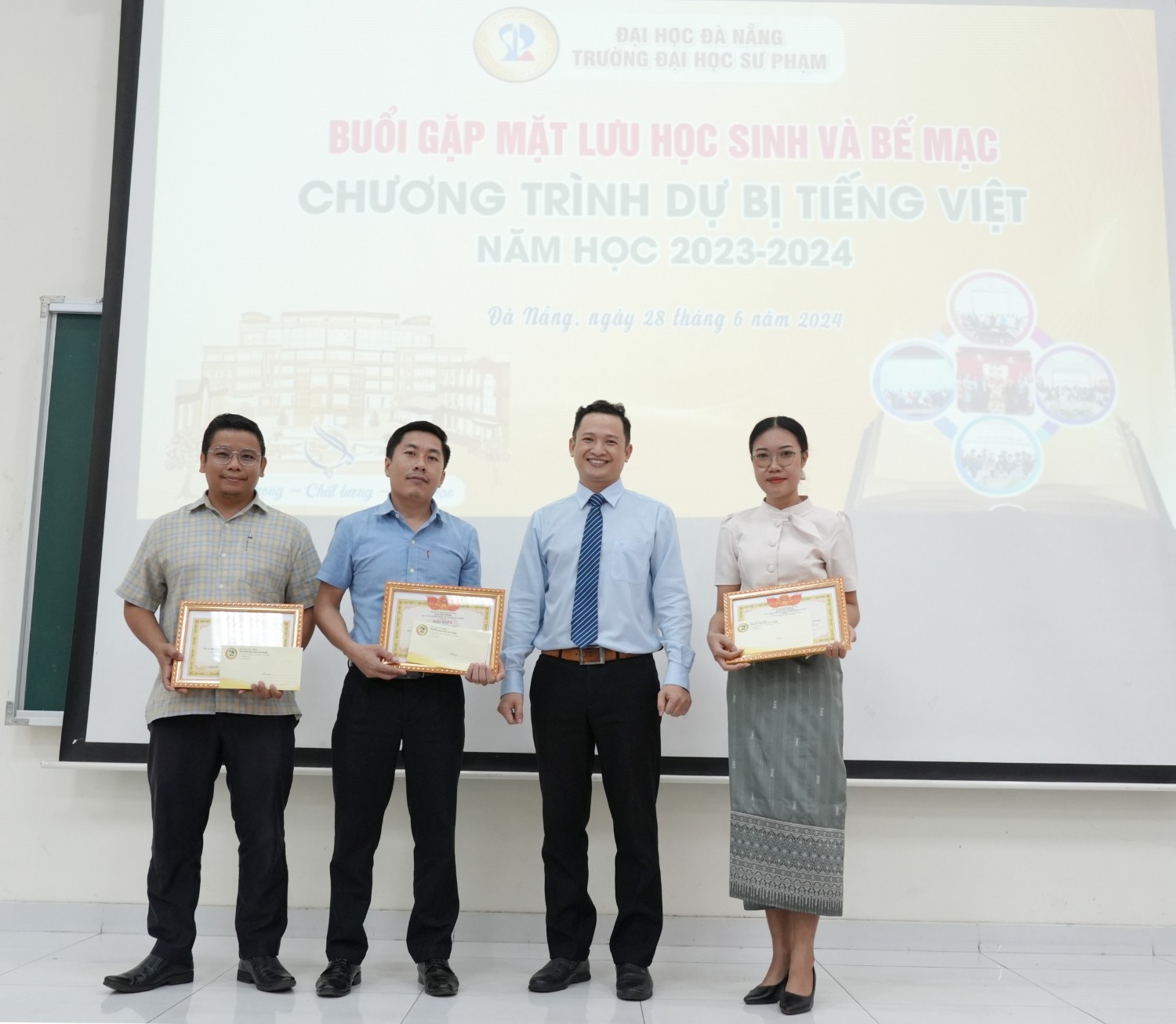 PGS.TS Nguyễn Văn Hiếu, Phó Hiệu trưởng Nhà trường trao giấy khen cho các lưu học sinh.
