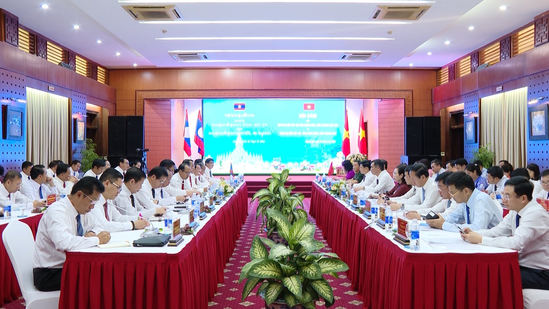 Đoàn đại biểu cấp cao tỉnh Quảng Bình (Việt Nam) và tỉnh Khăm Muồn (Lào) đã hội đàm