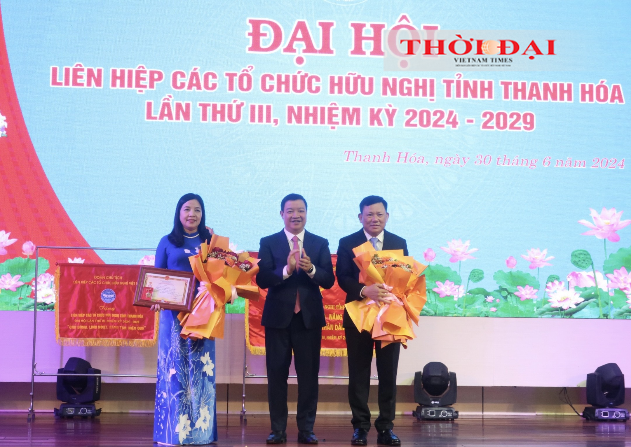 Ông Nguyễn Ngọc Hùng (ở giữa), Phó Chủ tịch Liên hiệp các tổ chức hữu nghị Việt Nam trao tặng Kỷ niệm chương “Vì hòa bình, hữu nghị giữa các dân tộc” cho 2 cá nhân.