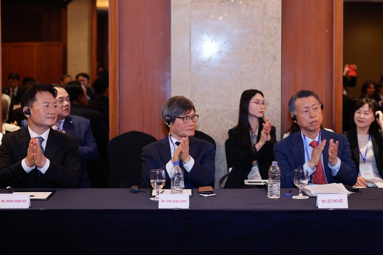 Cuộc gặp xúc động của Thủ tướng Phạm Minh Chính với những người bạn Hàn Quốc