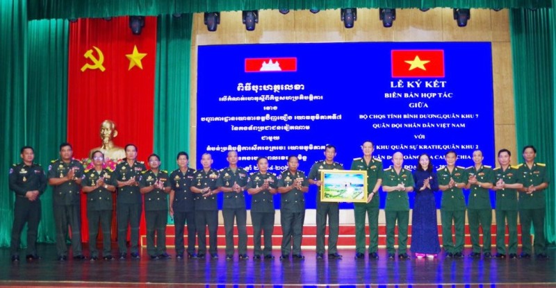Bộ Chỉ huy Quân sự tỉnh Bình Dương và Tiểu khu Quân sự Kratie (Campuchia) ký biên bản hợp tác giai đoạn 2024-2026
