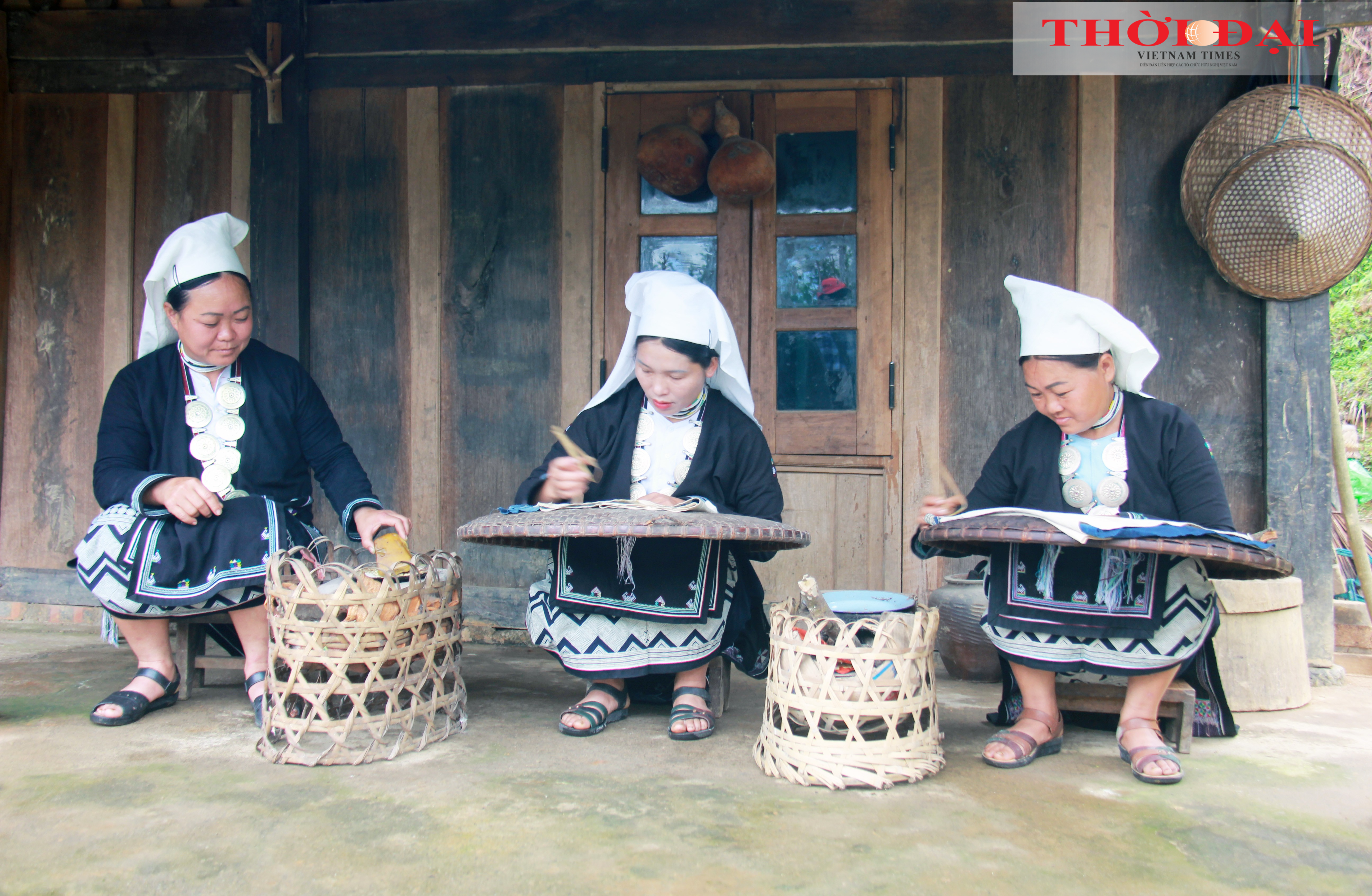 Bà Bàn Thị Liên (ngoài cùng bên trái) cùng chị em ở xóm Hoài Khao in hoa văn bằng sáp ong. (Ảnh: Thành Luân)