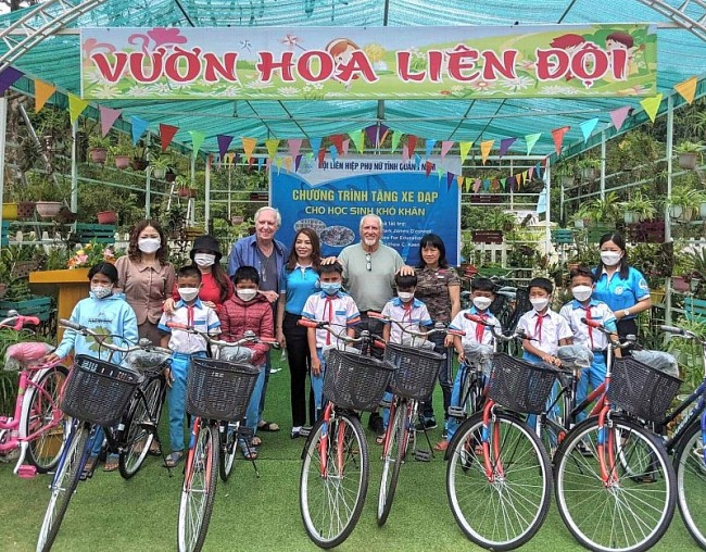 Cựu binh Mỹ Matthew Keenan tài trợ 165 xe đạp cho trẻ em tỉnh Quảng Nam