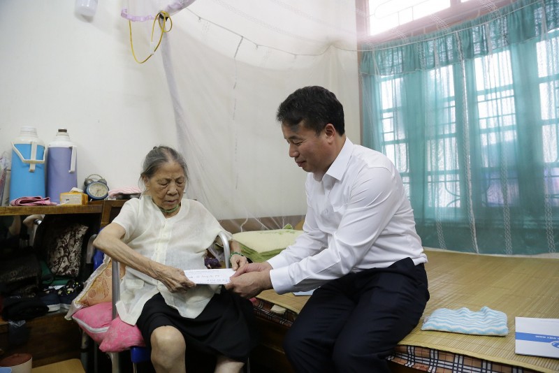 Tổng Giám đốc BHXH Việt Nam – Nguyễn Thế Mạnh thăm hỏi, trao lương hưu tại nhà cho bà Lương Thị Hai (91 tuổi, phường Yết Kiêu, quận Hà Đông, TP.Hà Nội).