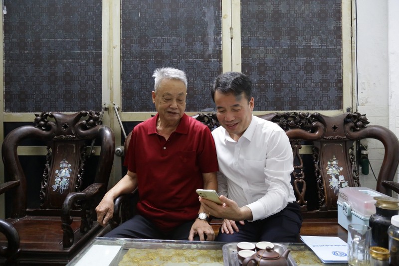 Ông Nguyễn Hữu (Hà Đông, TP.Hà Nội) cũng nhận được lương hưu ngay đầu giờ chiều 1/7.