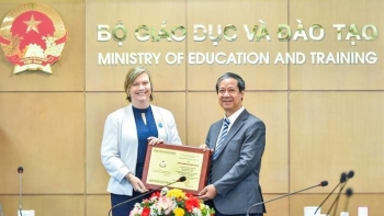 Ghi nhận đóng góp của Trưởng Đại diện UNICEF tại Việt Nam Rana Flowers cho giáo dục Việt Nam