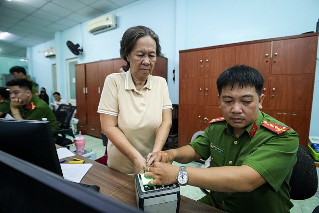 Nhiều người gốc Việt chưa xác định được quốc tịch được làm thẻ căn cước