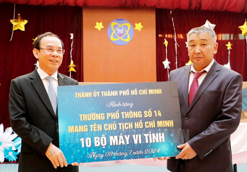 TPHCM trao tặng 10 bộ máy vi tính cho trường mang tên Chủ tịch Hồ Chí Minh tại Mông Cổ