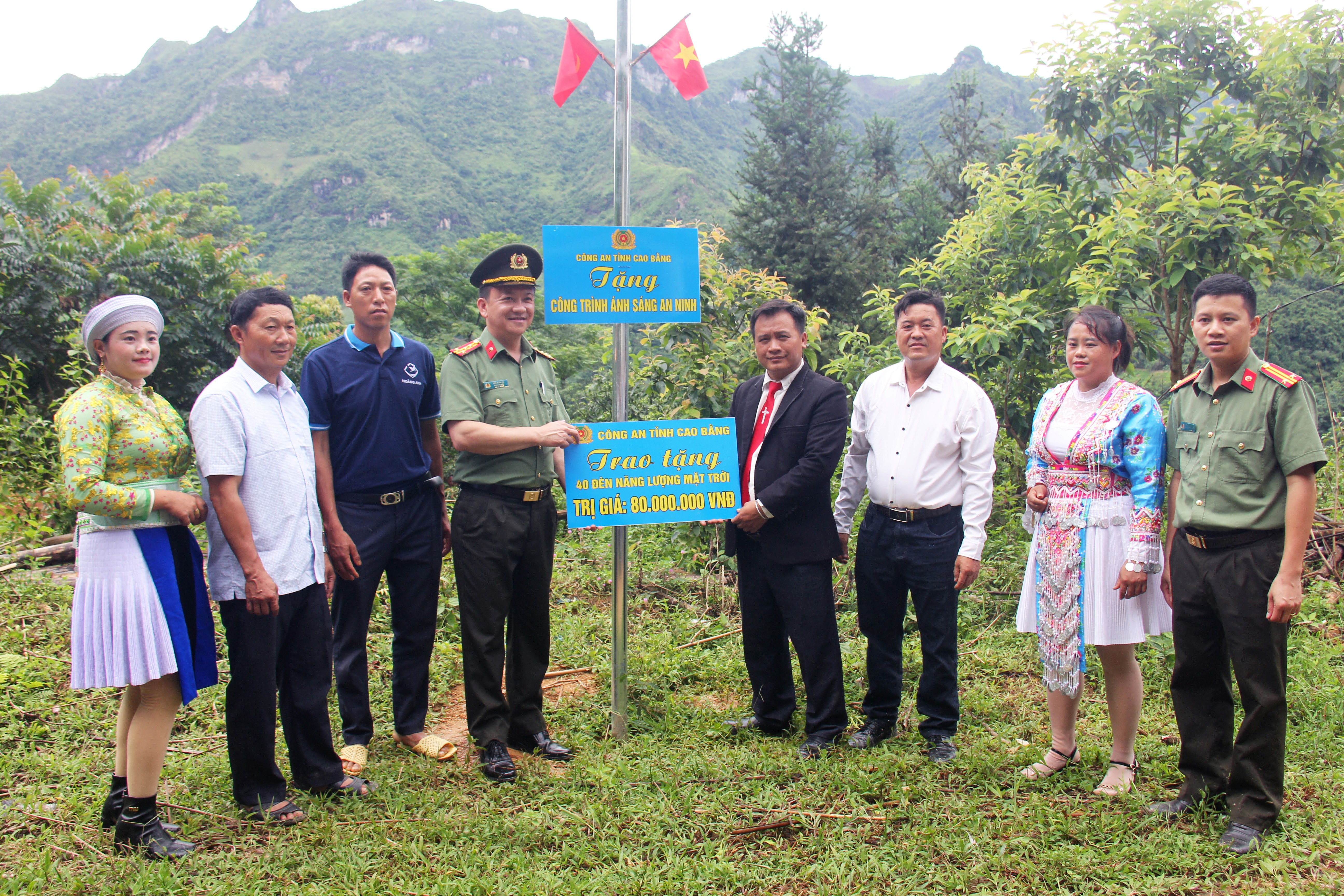 Đại diện chính quyền và cơ quan chức năng trao tặng công trình “Ánh sáng an ninh” cho người dân xóm Nà Ca, thị trấn Pác Miầu, huyện Bảo Lâm, tỉnh Cao Bằng