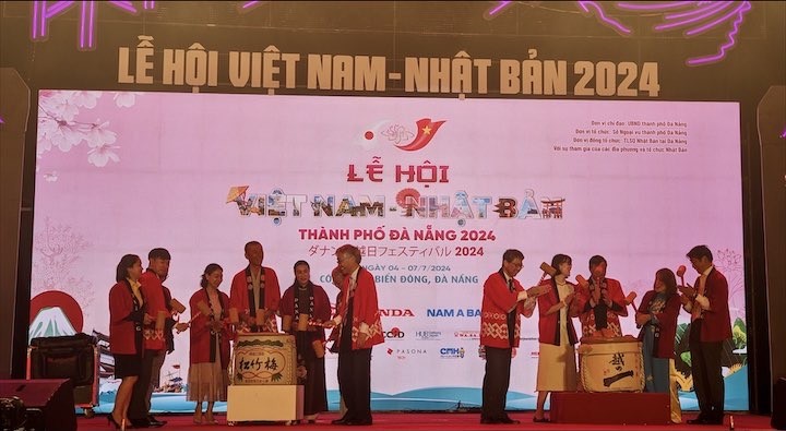 Các đại biểu thực hiện nghi thức đập rượu Sake truyền thống chính thức khai mạc Lễ hội Việt Nam - Nhật Bản