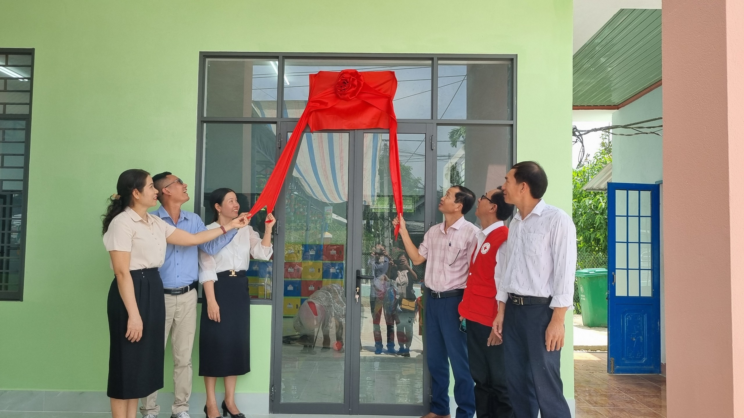 bàn giao và đưa vào sử dụng công trình xây mới phòng học và hỗ trợ trang thiết bị cho điểm trường mẫu giáo thôn 5, xã Tiên Hiệp, huyện Tiên Phước, tỉnh Quảng Nam.