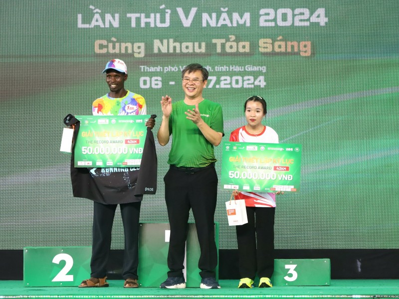 Vận động viên người Kenya phá kỷ lục tại Giải Marathon quốc tế Hậu Giang 2024