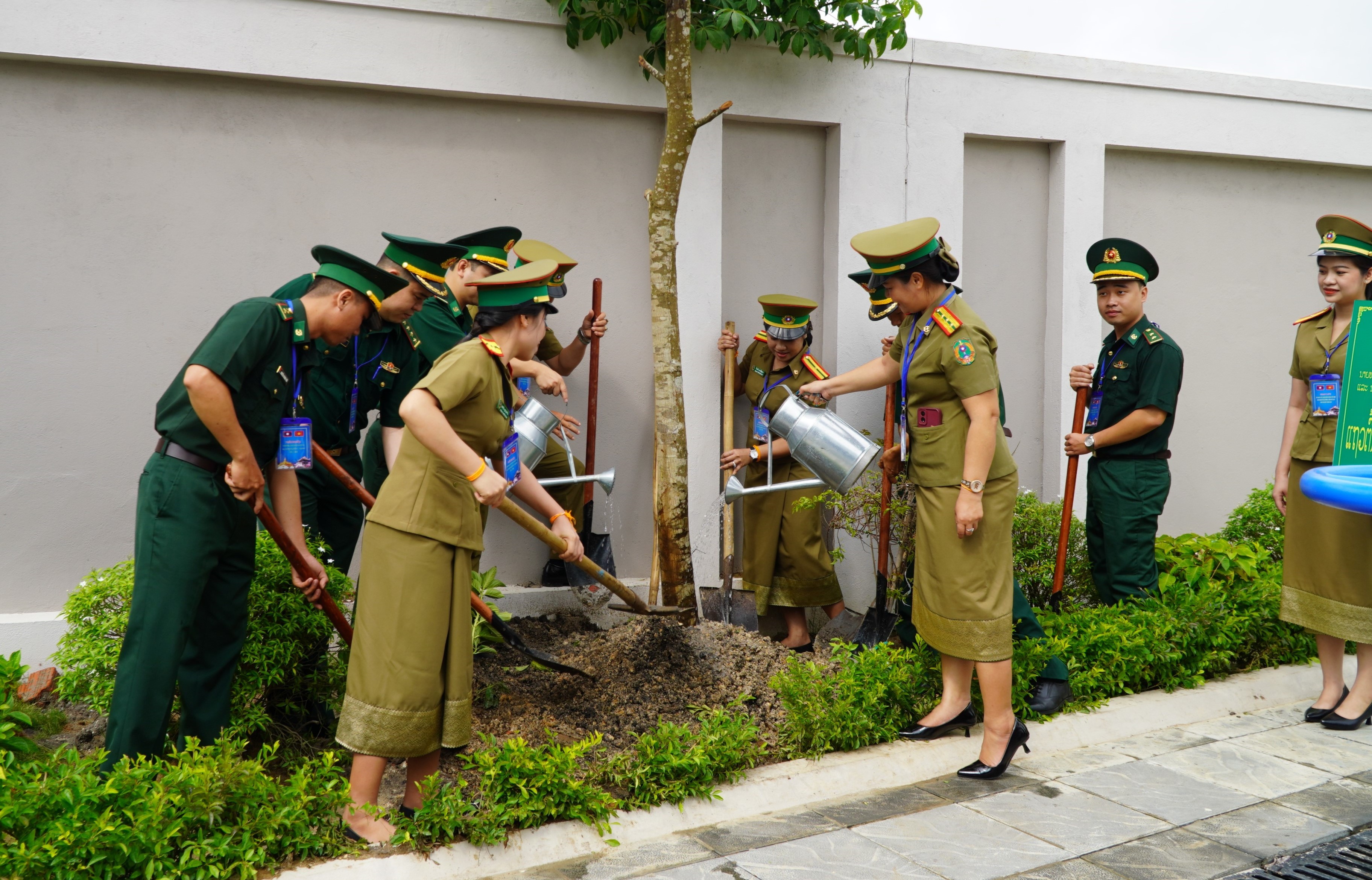 Sĩ quan trẻ BĐBP Việt Nam và sĩ quan trẻ An ninh, Cảnh sát Lào trồng cây hữu nghị thanh niên. Ảnh: DN