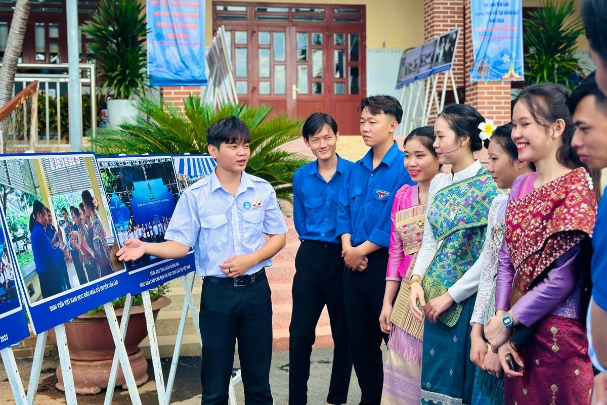 Thanh niên hai nước tham quan triển lãm ảnh mối quan hệ hữu nghị Việt Nam - Lào
