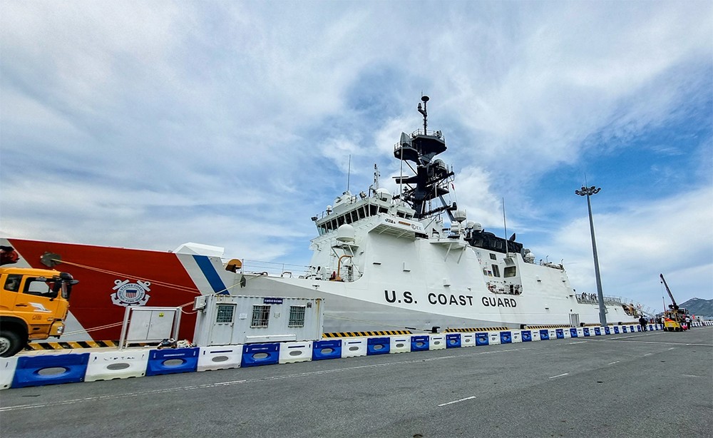 Ảnh: Tàu Hải quân và tàu Tuần duyên Hoa Kỳ cập cảng Cam Ranh