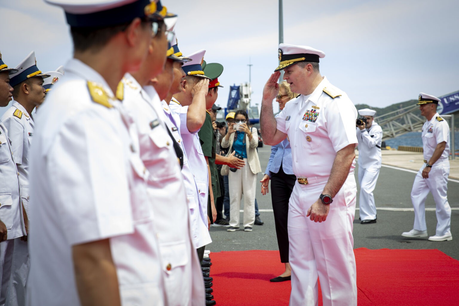 Đại diện các đơn vị Quân đội, địa phương tham gia đón đoàn tại Cảng quốc tế Cam Ranh