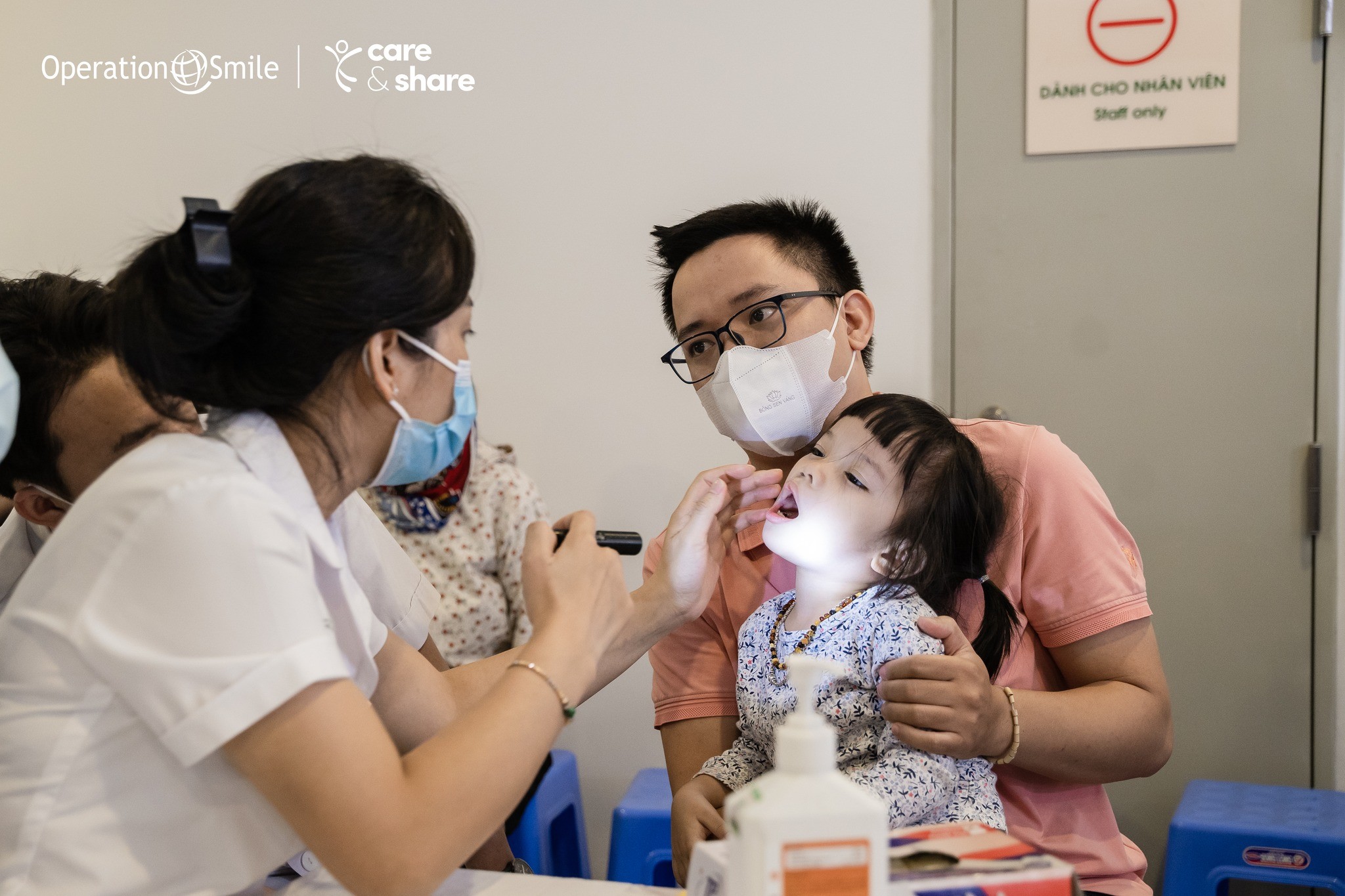 Bác sĩ của Operation Smile Vietnam khám sàng lọc tại Bệnh viện 108